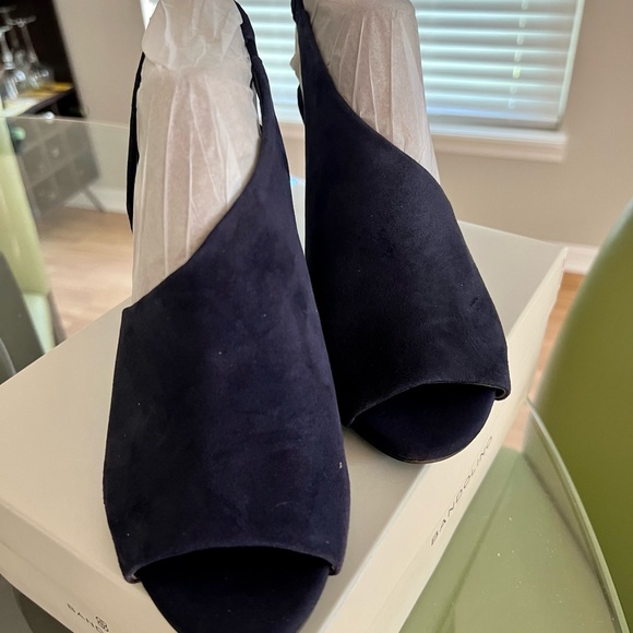 Bandolino Dark Blue suede shoe new, never worn. - Picture 2 of 6